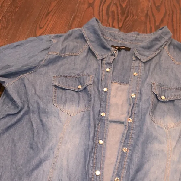 New Directions chambray snap button up shirt size large Blue Size M - Image 2