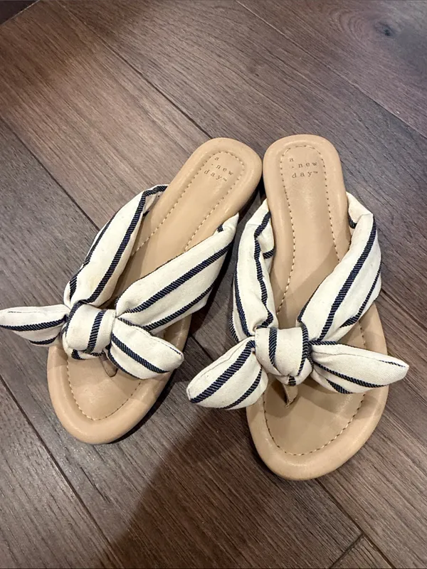 A New Day Striped Bow Slide Sandals in Beige and Navy Size 8 - C72-098 - Image 4