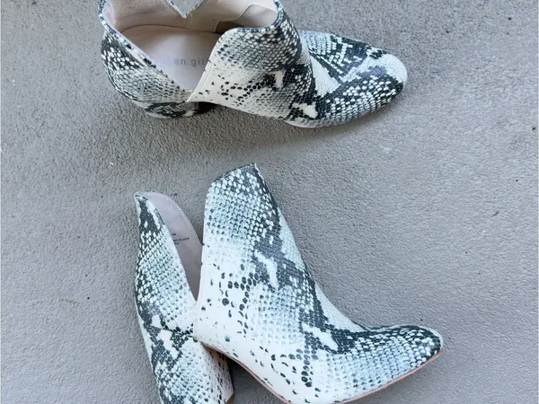 Steve Madden White and Black Snake-Print Pointed Ankle Booties Sz 8 - Image 5