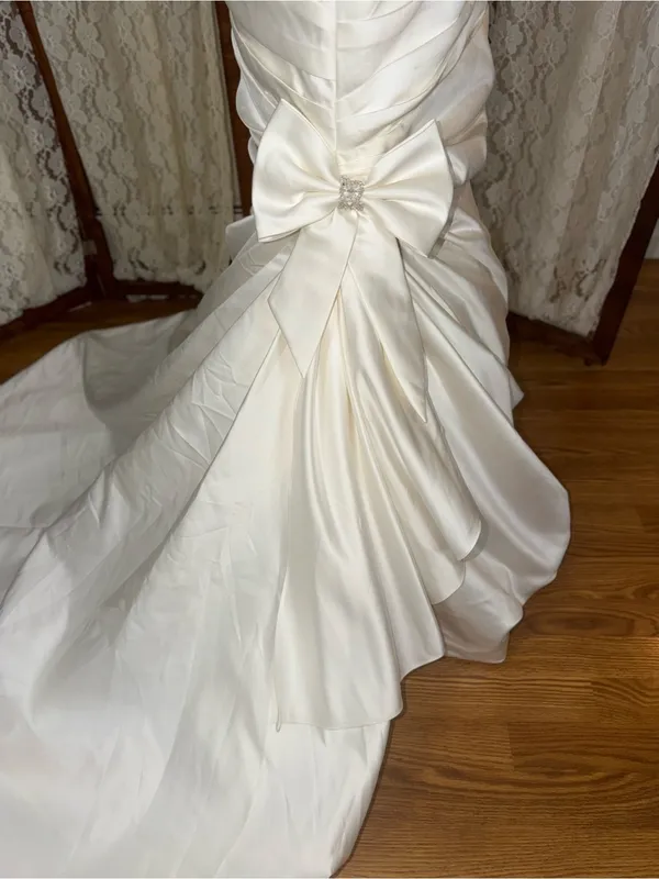 Gorgeous New David’s Bridal Strapless Ruched Satin Wedding Gown - Image 6