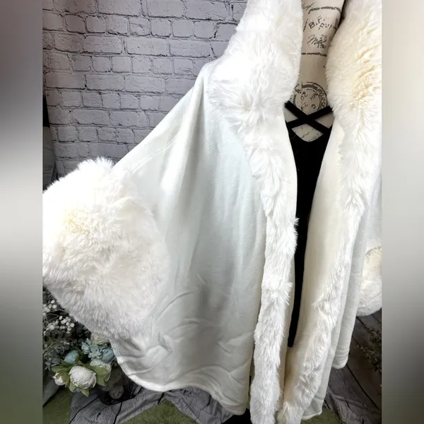 Stunning Soft, Faux Rabbit Fur Collar and Lapels, Cape - White - one size - Image 4