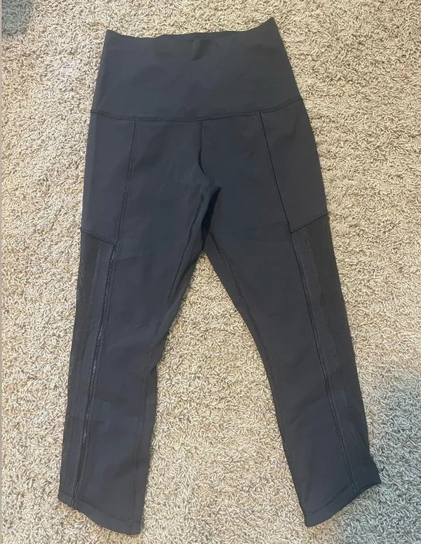 Lululemon mesh capri leggings 21” - size 4 - Image 2