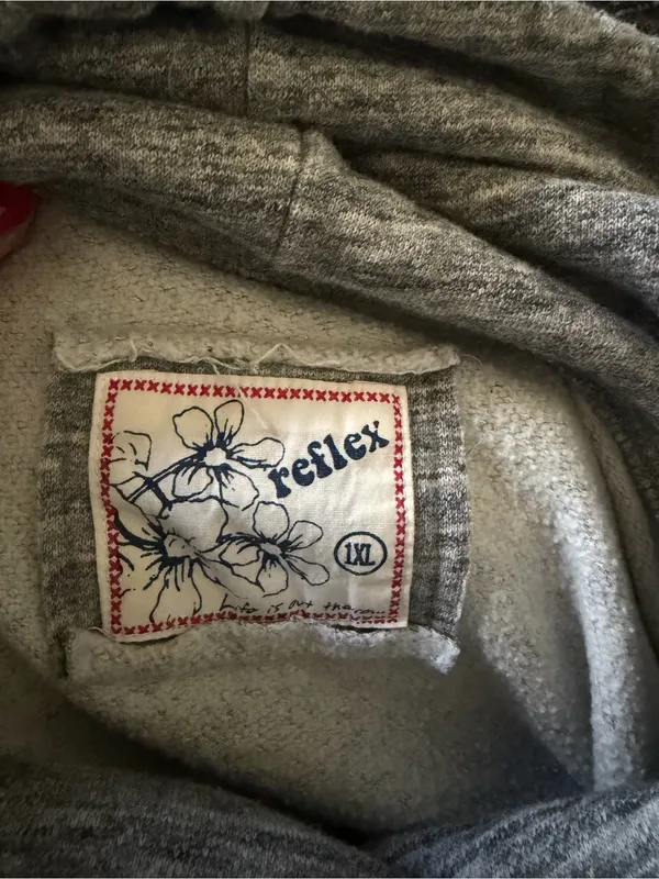 Juniors 1x Gray Crewneck Sweatshirt with Maroon LOVE Graphic - Image 5