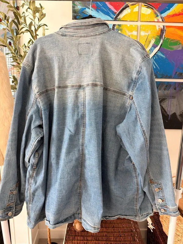 Women’s Denim Jacket Shacket Size 3X Light Wash Button Down Jacket - Image 4