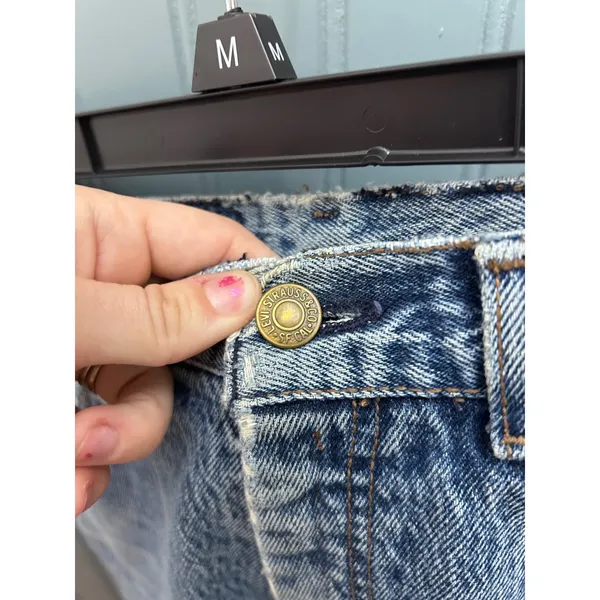 Levis Vintage High Waisted Denim Cutoff Shorts Light Wash Blue Size 24 Button up - Image 5