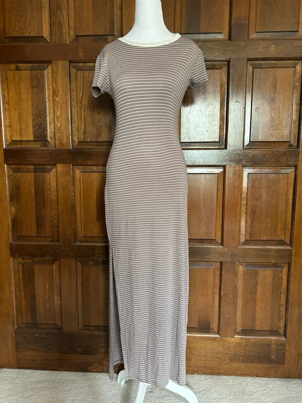 NWT Olivia Rae Maxi Dress Medium‎ Brown White Striped Side Slit Short Sleeve - Image 2