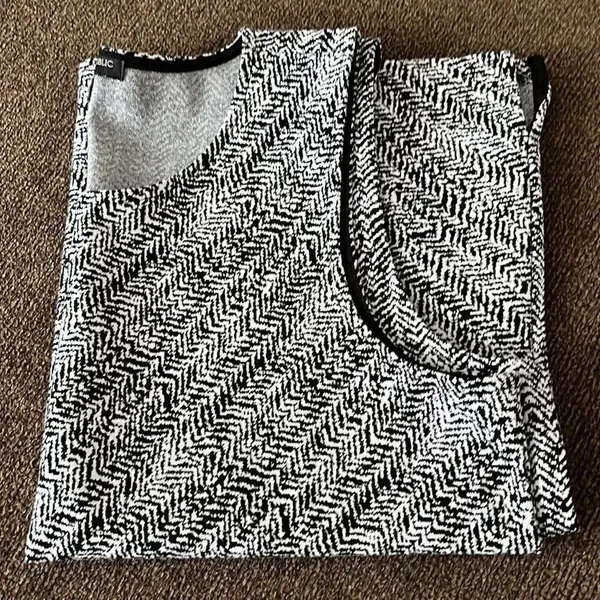 Banana Republic Sleeveless Black and White Abstract Pullover Shell- Large - Image 14