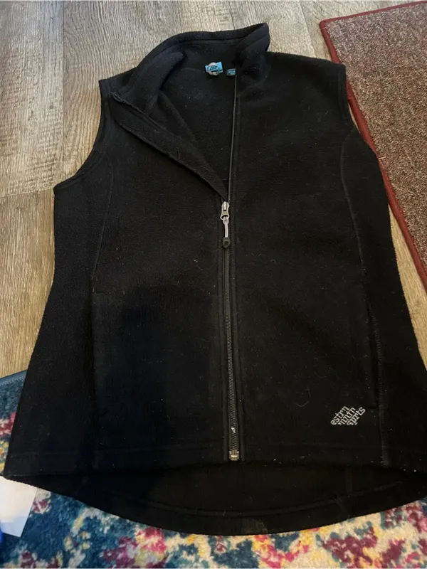 Eastern mountain sports black vest size small - Image 4