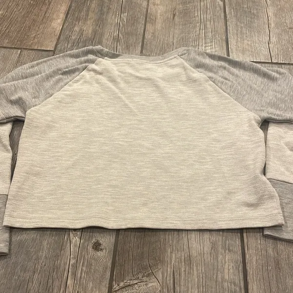 Beyond Yoga, Heather Gray cropped crewneck - Image 4