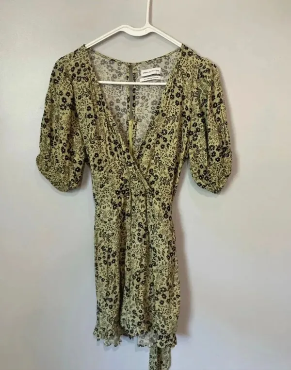 Urban Outfitters Sorrento wrap romper green floral print and puff sleeves small - Image 4