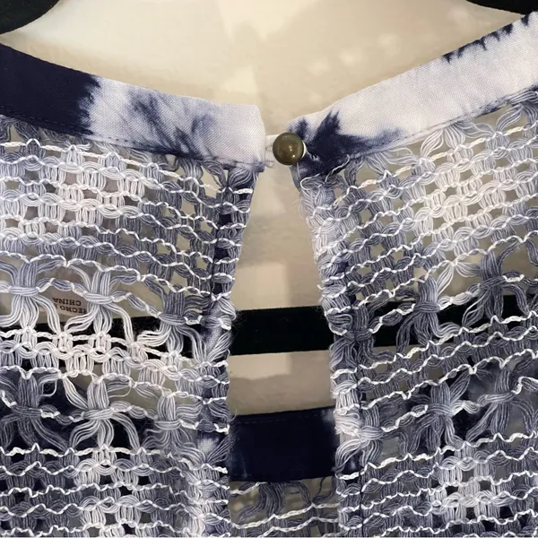 Knox Rose | Blue & White Tie-Dye Lace Accented Sleeveless Top | Large - Image 8