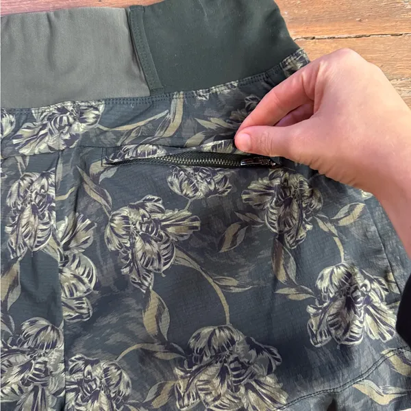 Athleta Trekkie North Floral Print Pull On Athletic Shorts PFF 50+ ~ Size 4 💚🍄 - Image 6