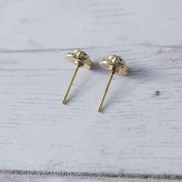 Vintage Stud Earrings 0.25" Dainty Gold Tone Halo Blue Center - Fair Condition - Image 5