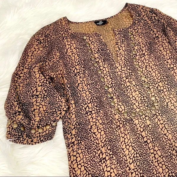 Angie Flowy Medium Shirt Studded bronze notched neck short‎ sleeve pebble print - Image 2
