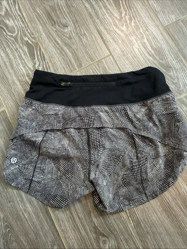 Lululemon High-Waist Black Patterned Women's Speed Shorts size 2 TALL - Image 4
