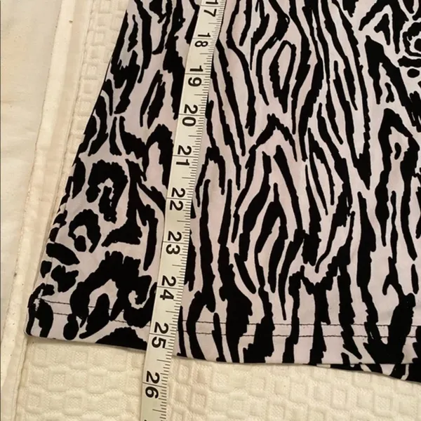 Cable & Gauge Top Zebra Print w/swoop neck Like New Size M - Image 13