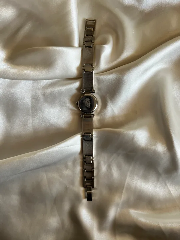 Gucci Vintage Womens Watch With black Face And Stainless Steel Band - Image 3