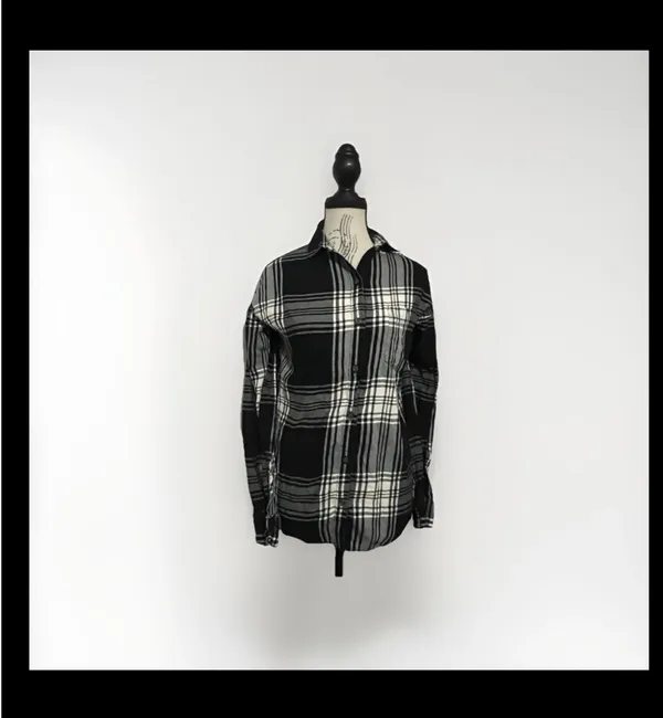 Old Navy The Boyfriend Flannel Shirt Womens Small Plaid Black White Long Sleeve - Image 2