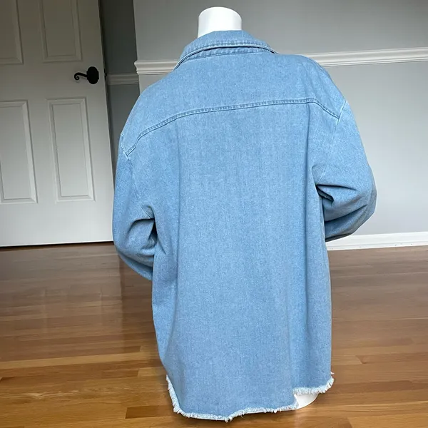 Women’s Oversized Denim Shacket Shirt Jacket Light Wash Frayed Hem Size M - Image 4