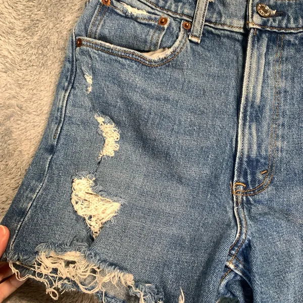 Abercrombie & Fitch 4” mom short high rise Blue Jean Shorts - Image 3