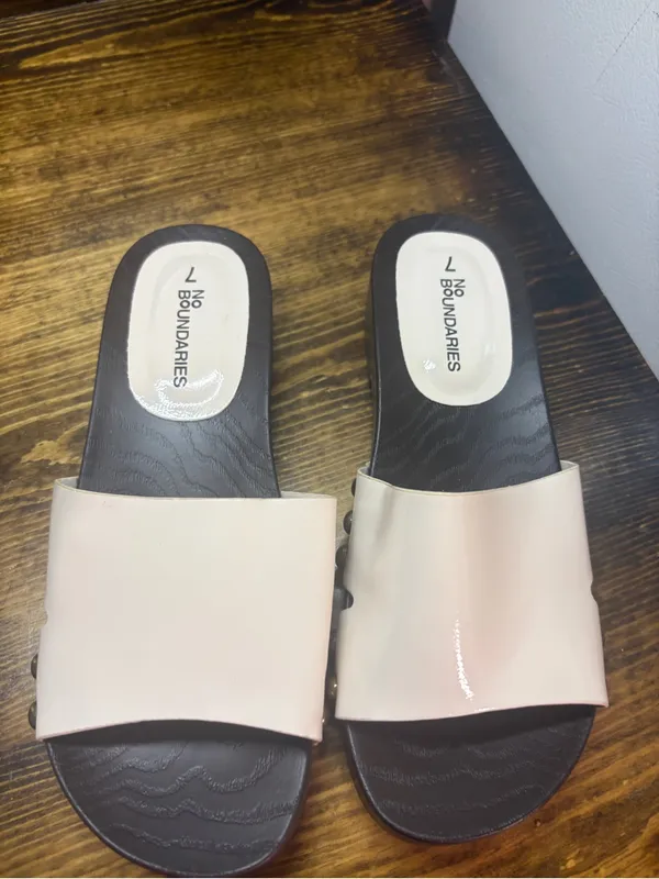 No boundaries cream sandals size 7 - Image 2