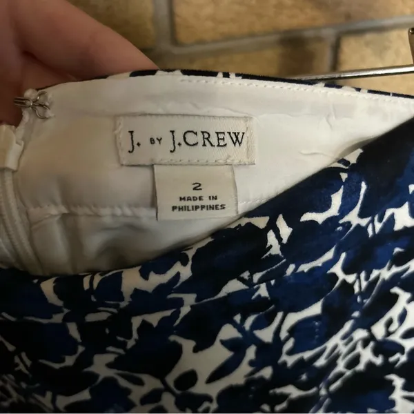 J. By J. Crew Pencil Mini Skirt Size 2 Blue & White Floral Design - Image 5