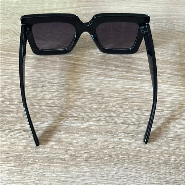 Sleek Black Sunglasses - Image 5