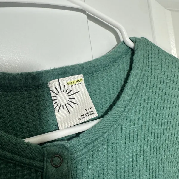 OFFLINE By Aerie Wow! Waffle Henley T-Shirt Long Sleeve Thumbholes Green Small - Image 3