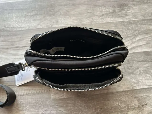 Lululemon Everywhere Crossbody Bag Black New With Tags 2L - Image 3