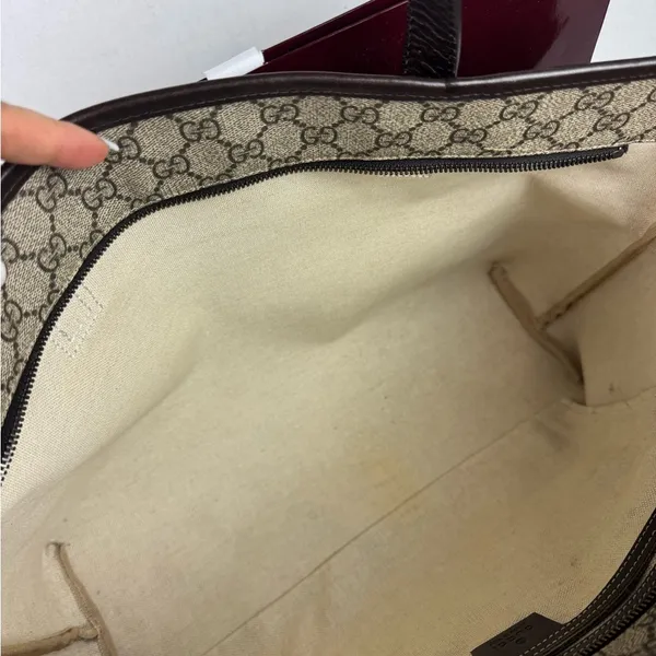 GUCCI GG Supreme Monogram Medium Zippered Shopping Tote Dark Brown. - Image 11