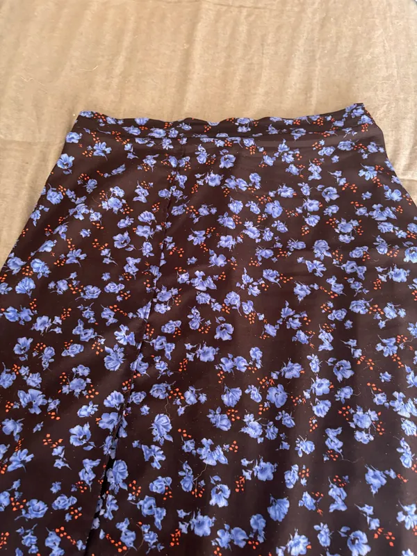 Blue and black floral skirt - Image 3