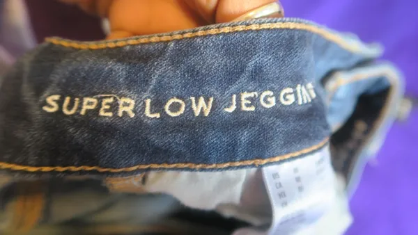 American Eagle Outfitters super stretch super low jegging AEO denim jeans in dark wash blue size 00 short. - Image 10