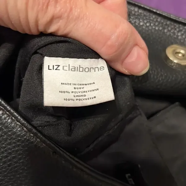 Liz Claiborne black handbag with lots of pockets and cute lock accent EUC - Image 14