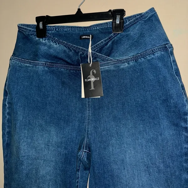 Flamingals High-rise pull-on jeans in a medium blue wash with a raw hem - Image 4