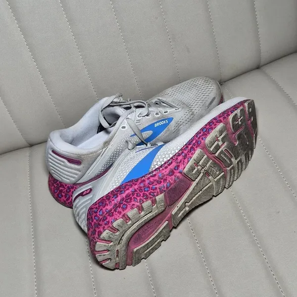 Brooks Women's White and Pink Trainers - Image 3