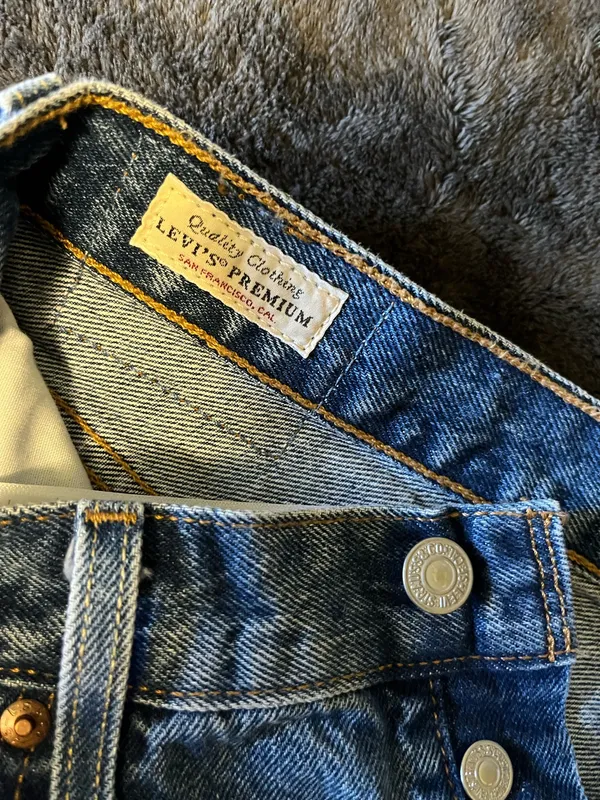 Levi’s 501 cut-off distressed button denim shorts 32 - Image 3