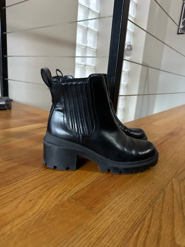 Universal Threads black leather chelsea boots with chunky platform 🖤 - Image 2