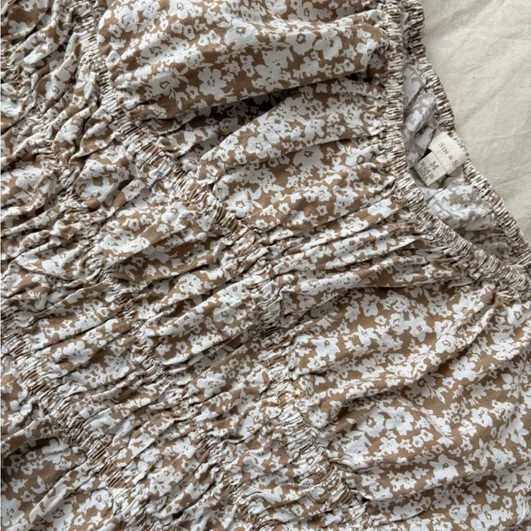 Sim & Sam brown/white floral puff sleeve smocked top - Image 2