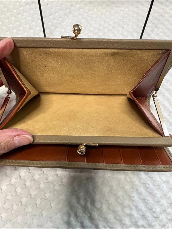 Vintage Dooney & Bourke Beige Pebbled Leather Clutch with Chestnut Trim - Image 4