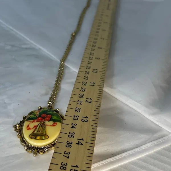 Vintage Christmas scene cameo style necklace - Image 5