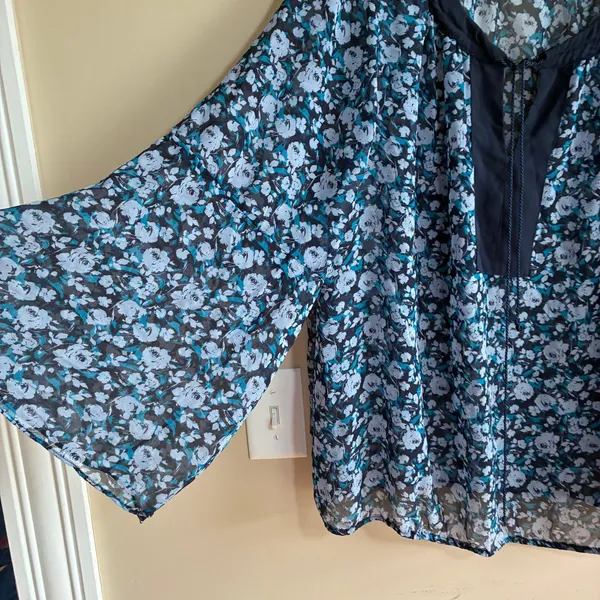 Lane Bryant blue floral sheer long‎ sleeved blouse women's size 19/20 v-neck - Image 4