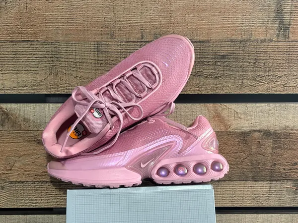 Women’s Nike DN8s size 9 - Image 3