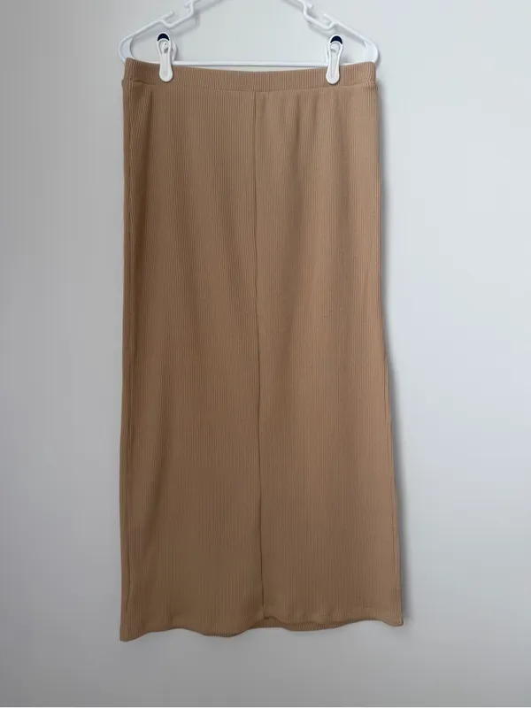 Old Navy High-Waisted Rib Knit Maxi Skirt in Tan Size Large - Image 4