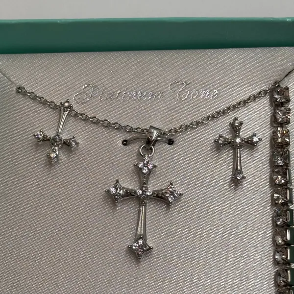 Swarovski Crystal Cross Necklace & Earrings Gift Set Silver Tone NIB - Image 3