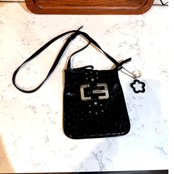 GUESS crossbody black purse silver "G" logo buckle matching flower charm VTG - Image 2