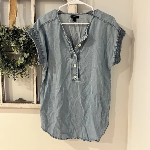 J. Crew‎ Blue Chambray Denim Top Women's Size XS Quarter Button Detail Sleeve - Image 2