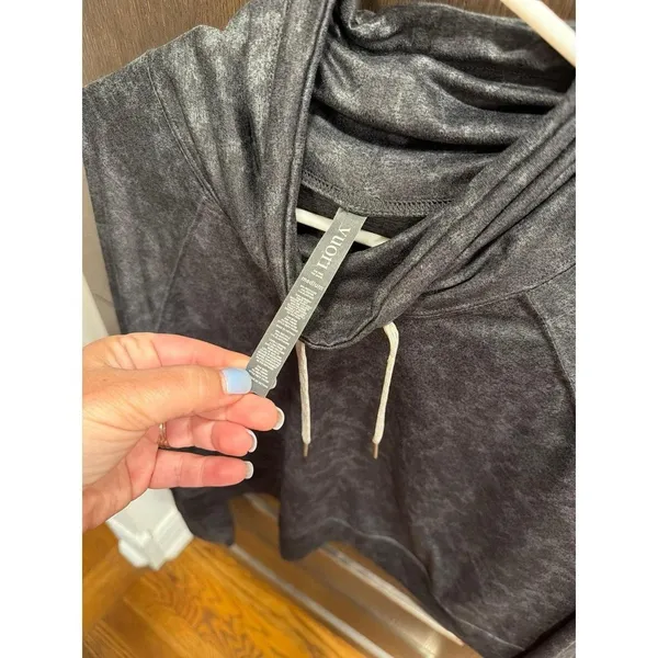 Vuori Halo Crop Funnel‎ Neck Pullover in charcoal camo women's medium nwot - Image 2