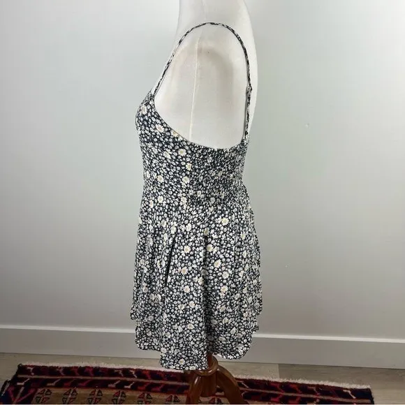 Urban Outfitters Black Daisy Floral Smocked Mini Dress Ruffle Hem Size M FD5532 - Image 8