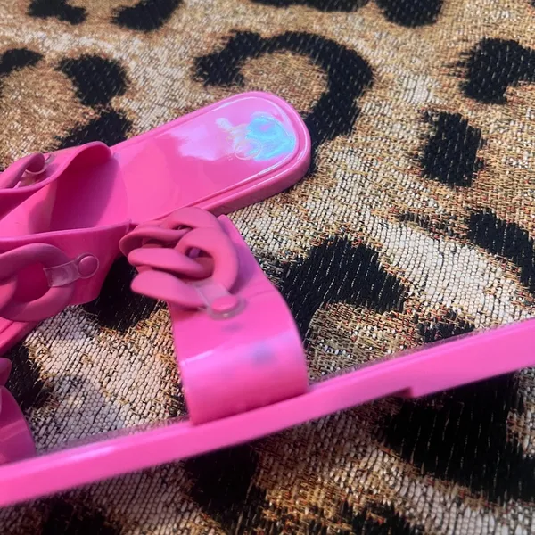 JLO pink jelly slide sandals with chain detail - Image 8