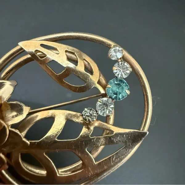 Vintage Unsigned Gold-tone Light Blue Rhinestone Flower Floral Spray Brooch 10g. - Image 10
